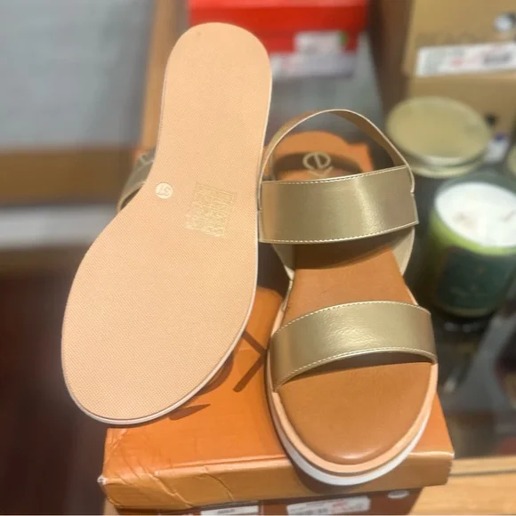 ✨ Exé “Amanda” Gold Banded Sandal ✨
Size 37 (U.S. 7) | New in Box - Picture 5 of 5